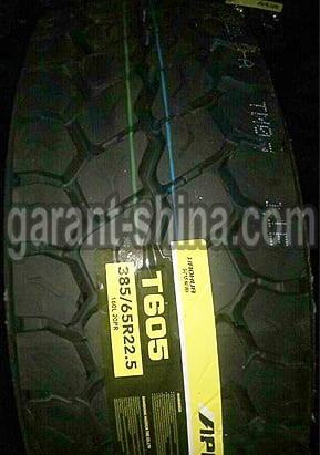 Aplus T605 (прицеп-карьер) 385/65 R22.5 160L 20PR - Фото протектора с этикеткой вблизи